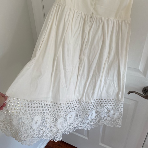 White dress with lace finish - Picture 4 of 8